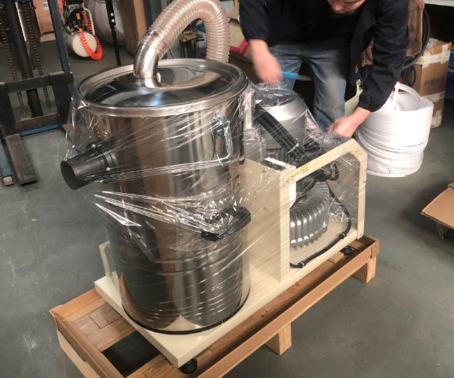 出廠檢測：工業(yè)吸塵器正在進行出廠前檢測及包裝